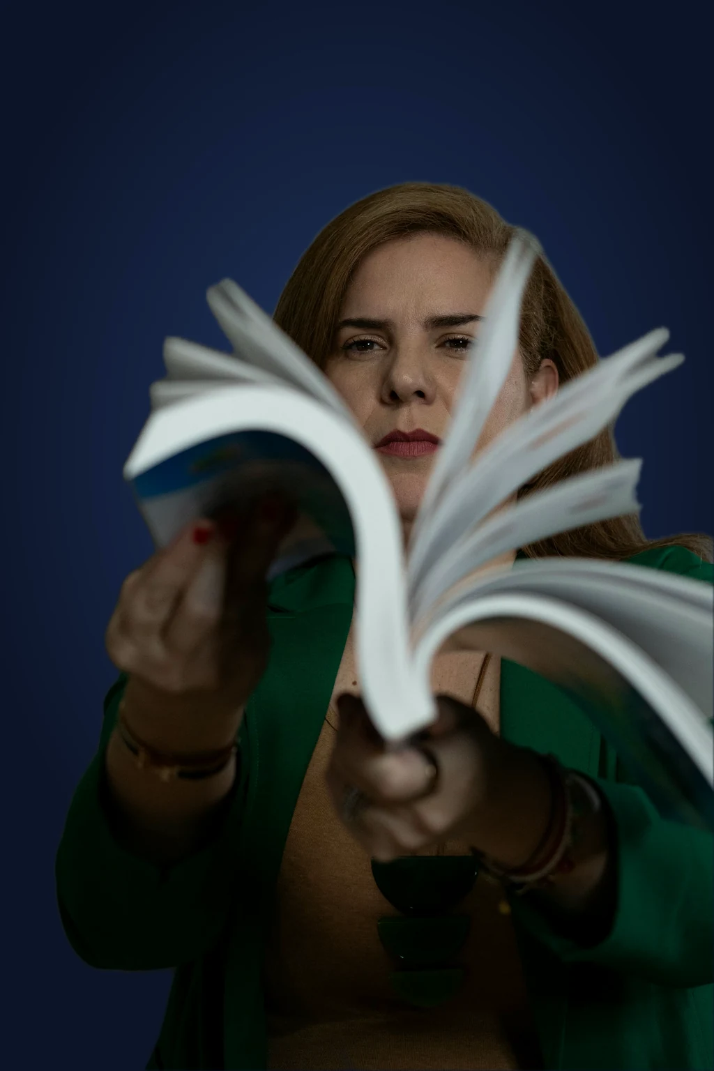 Despina con un libro abierto en abanico