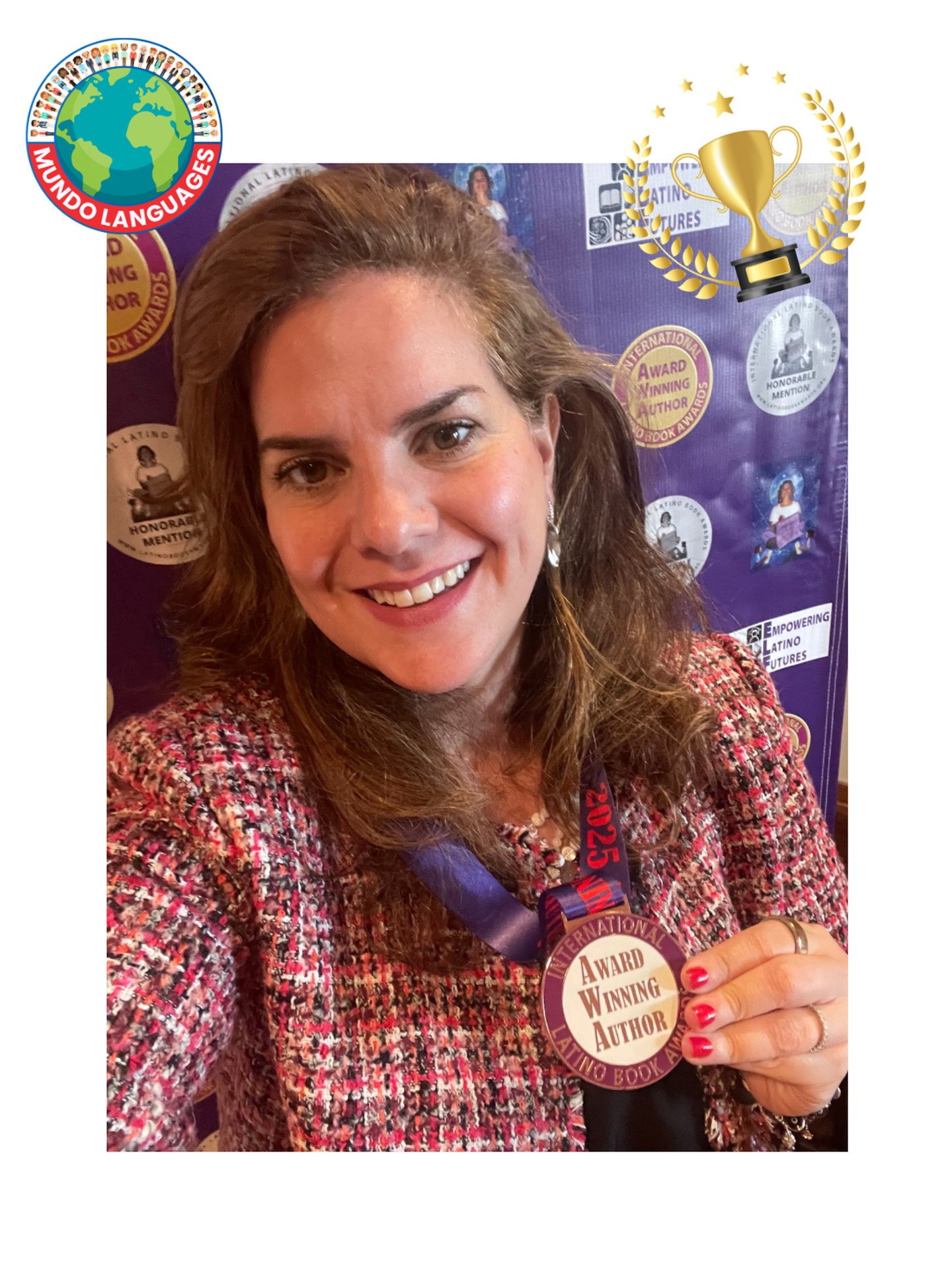 Despina Kozulcali con su medalla de Award Winning Author