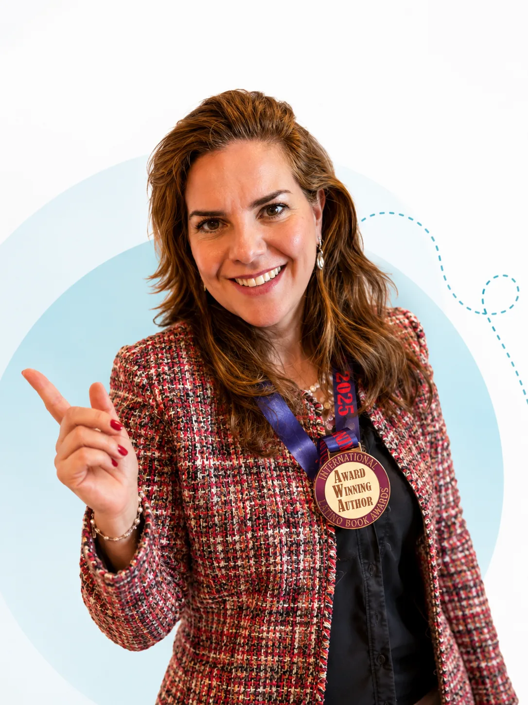 Despina Kozulcali con su medalla International Latino Book Awards invitándote a tu primera clase
